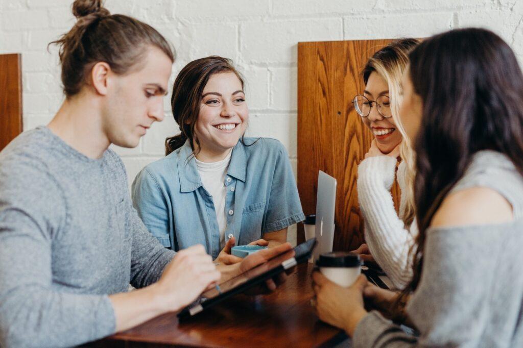 quatre collègues se réunissant pour faire un retour d'expérience sur l'atelier de prévention