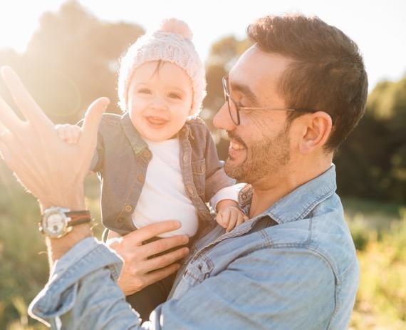 homme et enfant dans un champ heureux car au courant des conseils de prévention à suivre